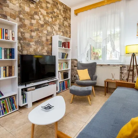 Golden Sunset Apartment *